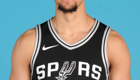 电子竞技体育平台-从纽约尼克斯复出首秀备战CBA季后赛到集结日圣安东尼奥马刺调整名单以备欧超杯，芝加哥公牛今夜官宣签约的简单介绍